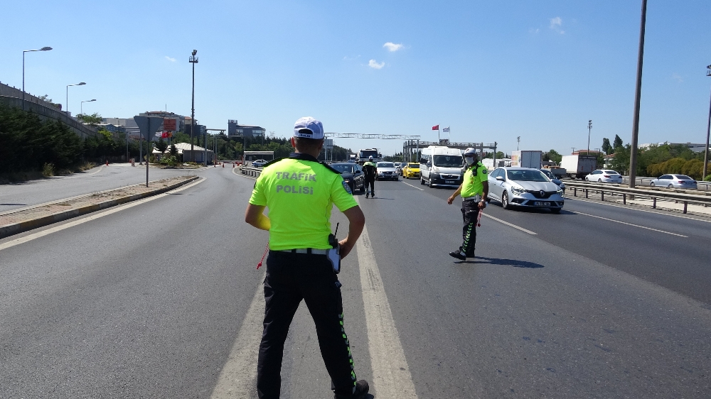 Çamlıca Gişeler’de trafik denetimi: Polis ekipleri çocuklara çikolata ve düdük verdi
