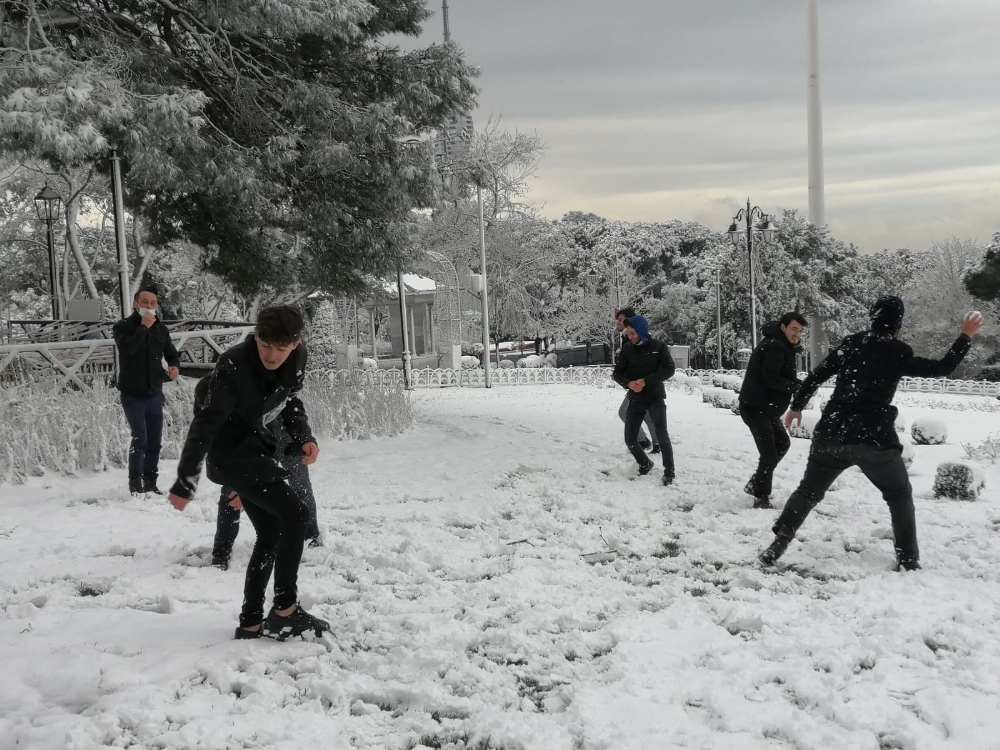 Çamlıca’da çocukların kartopu keyfi