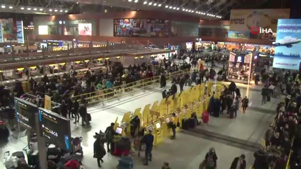 Çamura saplanan uçak kaldırıldı , uçuşlar başladı