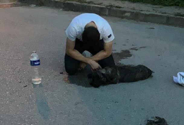 Can dostunun başında dakikalarca ağladı