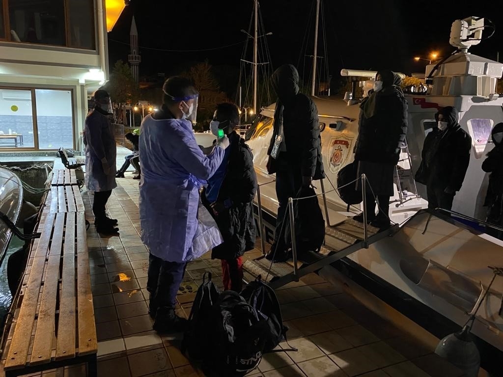 Çanakkale açıklarında 101 düzensiz göçmen kurtarıldı