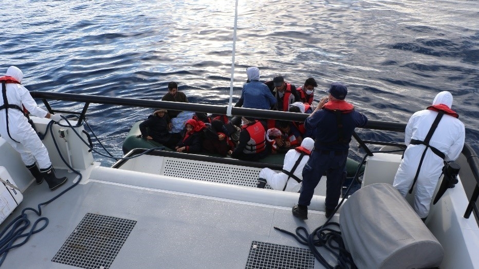 Çanakkale açıklarında 17 düzensiz göçmen kurtarıldı