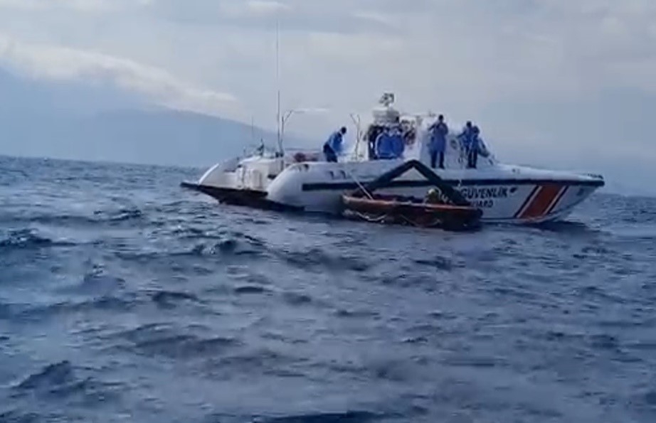 Çanakkale açıklarında 27 mülteci kurtarıldı