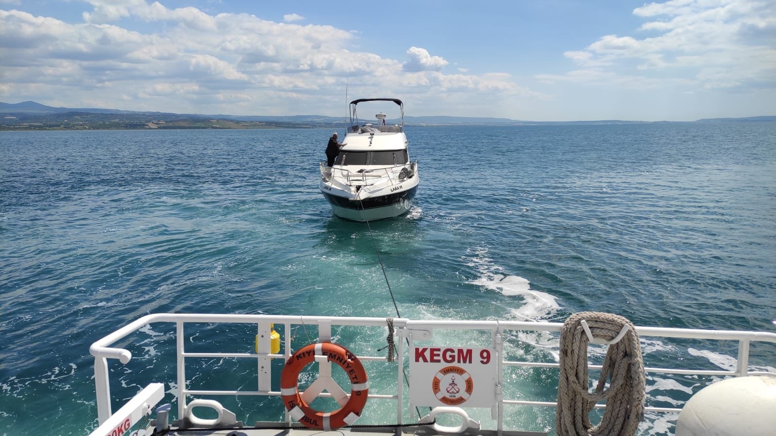 Çanakkale Boğazı’nda arızalanan tekne rıhtıma yanaştırıldı