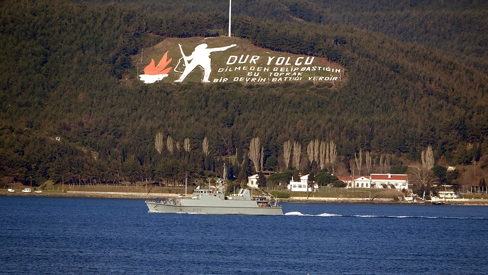 Çanakkale Boğazı’ndan peş peşe savaş gemileri geçti