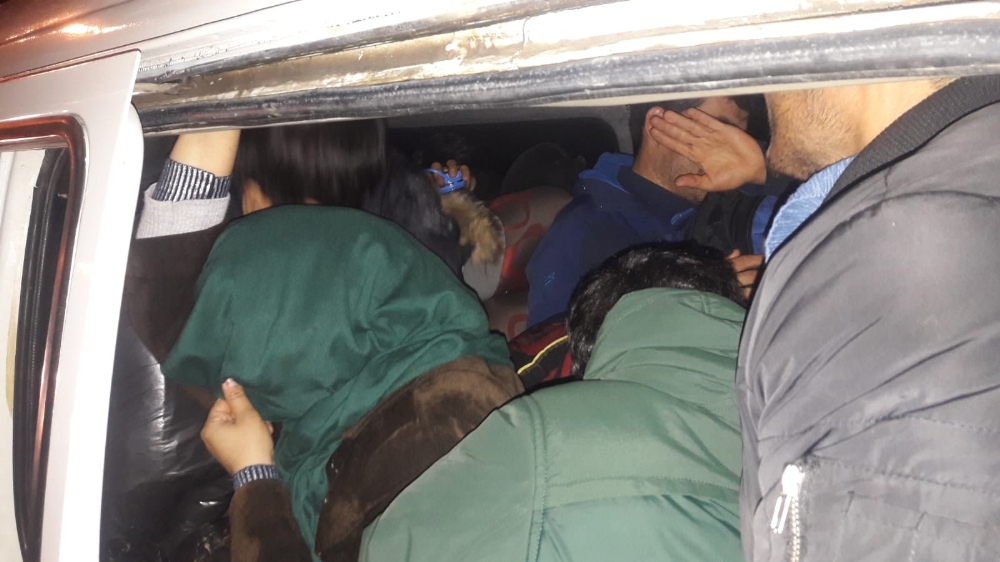 Çanakkale’de 9 kişilik araçtan 22 mülteci çıktı