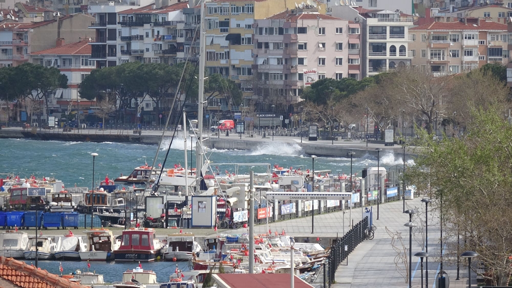 Çanakkale’de feribot seferlerine fırtına engeli