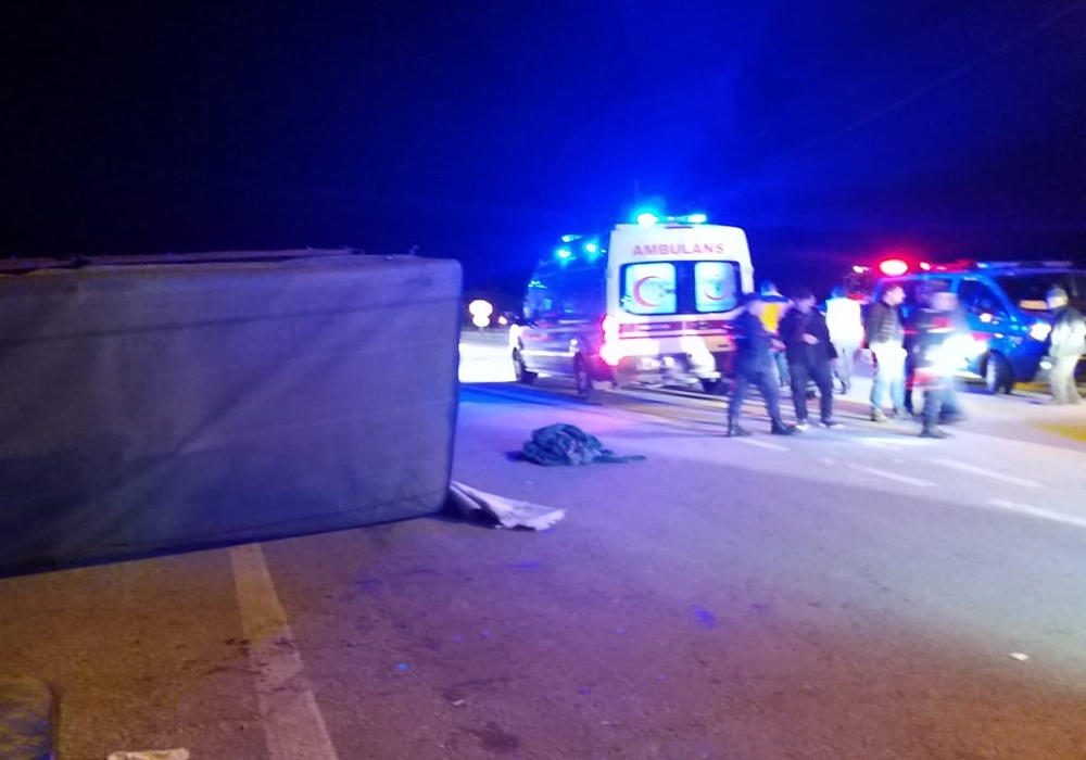 Çanakkalede Kaçak Göçmen Taşıyan Kamyonet Devrildi: 32 Yaralı