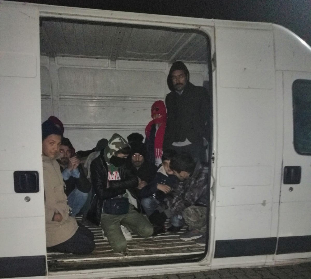 Çanakkalede Kamyonet Kasasında 49 Mülteci Yakalandı
