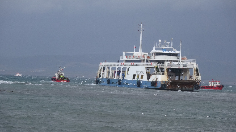 Çanakkale’de karaya oturan feribot 5,5 saat sonra kurtarıldı