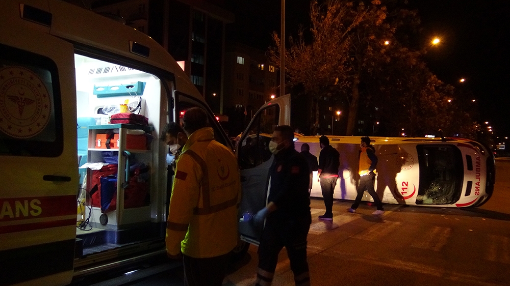 Çanakkale’de ticari taksi ile ambulans çarpıştı: 5 yaralı