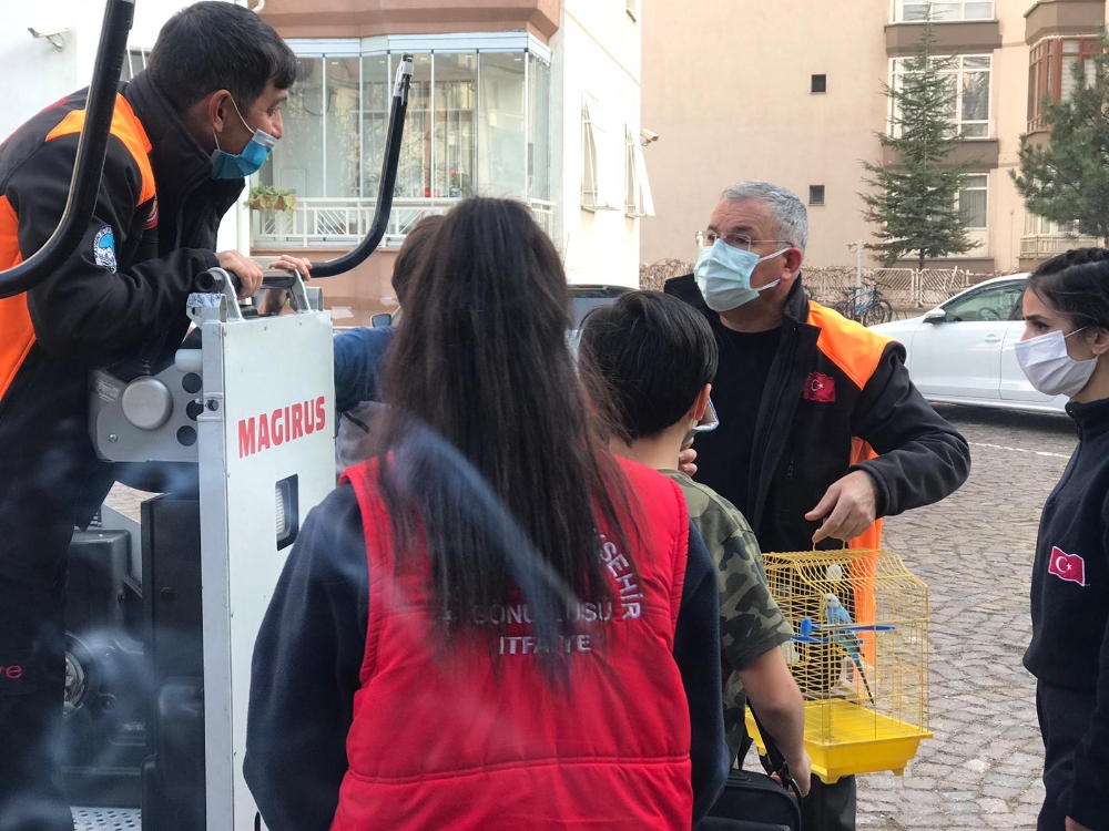 Canından önce muhabbet kuşunu düşündü