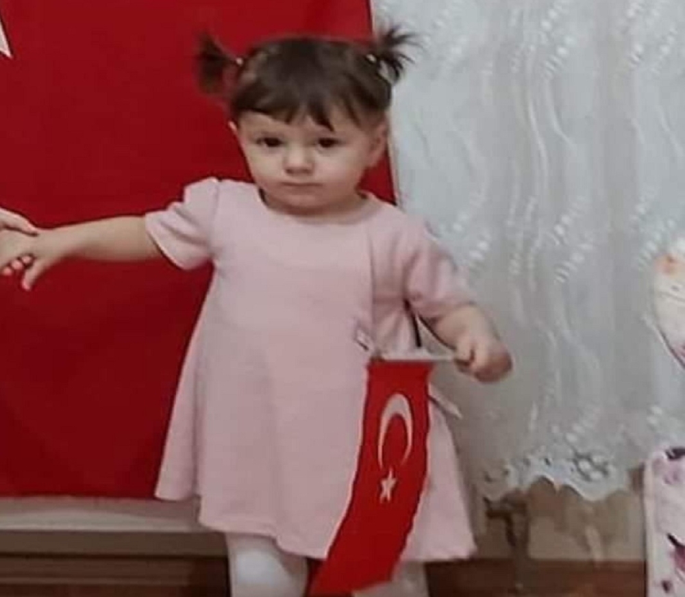 Canlı derste olan öğretmen çiftin 1.5 yaşındaki çocukları balkondan düştü