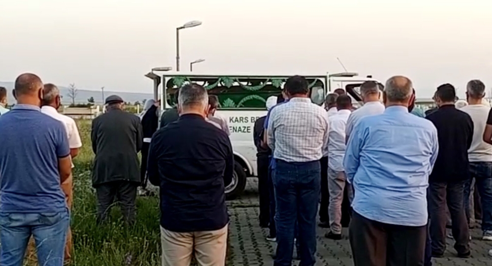 Cansız bedenleri su kuyusunda bulunan anne ve oğlu toprağa verildi