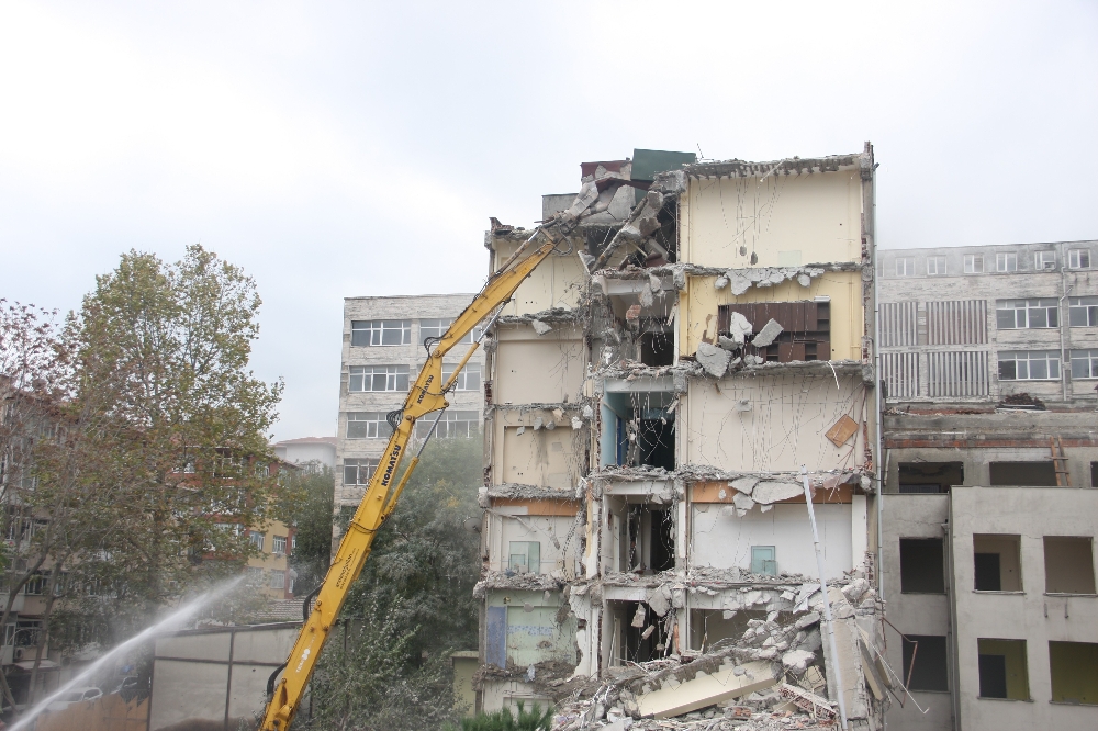 Çapa Diş Hekimliği Fakültesinde Yıkım Çalışmaları Başladı