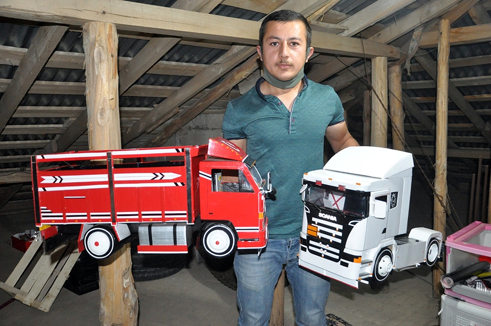 Çatı katında atık malzemelerle yaptığı maketlerle hayran bırakıyor