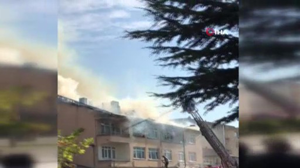 Çatıda çıkan yangın korku dolu anlar yaşattı