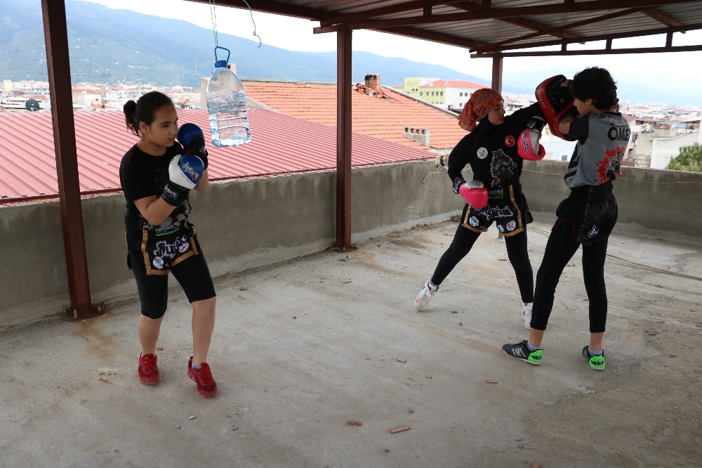 Çatıda pet şişe ve yastıkla şampiyonluğa hazırlık