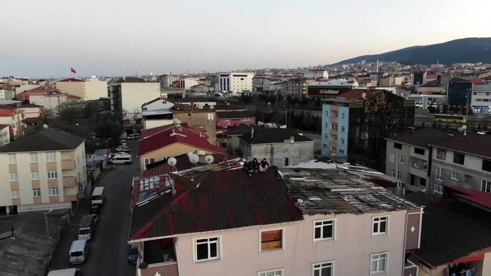 Çatıya çıkan çocuklar polis drone’unu karşılarında görünce şaşkına döndü