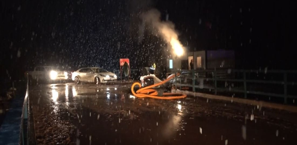 Çatlak oluşan barajda çalışmalar kar altında sürüyor
