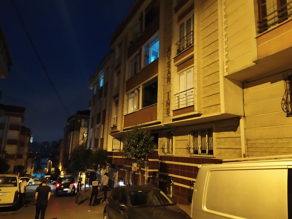 Çatlaklar nedeniyle boşaltılan binaların içi görüntülendi