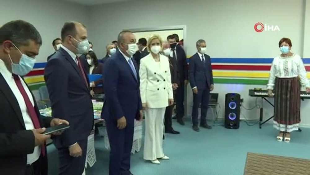 Çavuşoğlu, Moldova’da Türkiye tarafından yaptırılmakta olan stadyumu inceledi