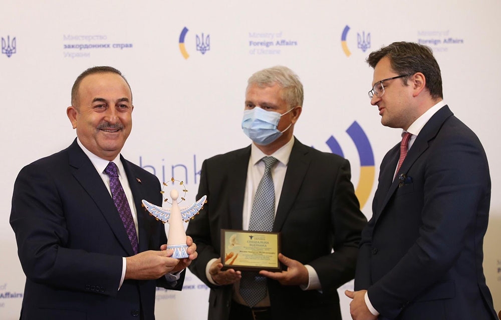 Çavuşoğlu, Ukrayna’da “İyilik Meleği” ödülü aldı