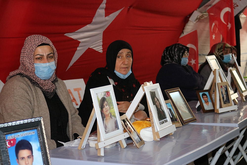 Çayına ilaç atılıp dağa kaçırılan çocuğun ailesi evlatlarının yolunu gözlüyor