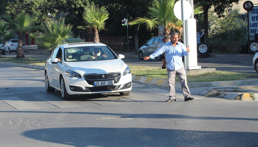 Cebindeki düdüğü çıkarıp trafik polisliğine soyundu