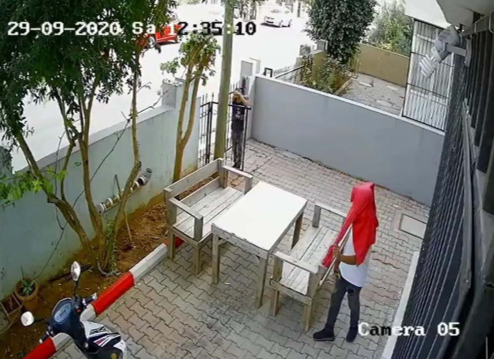 Ceketiyle başını kapatıp, ellerini kollarını sallaya sallaya çaldılar