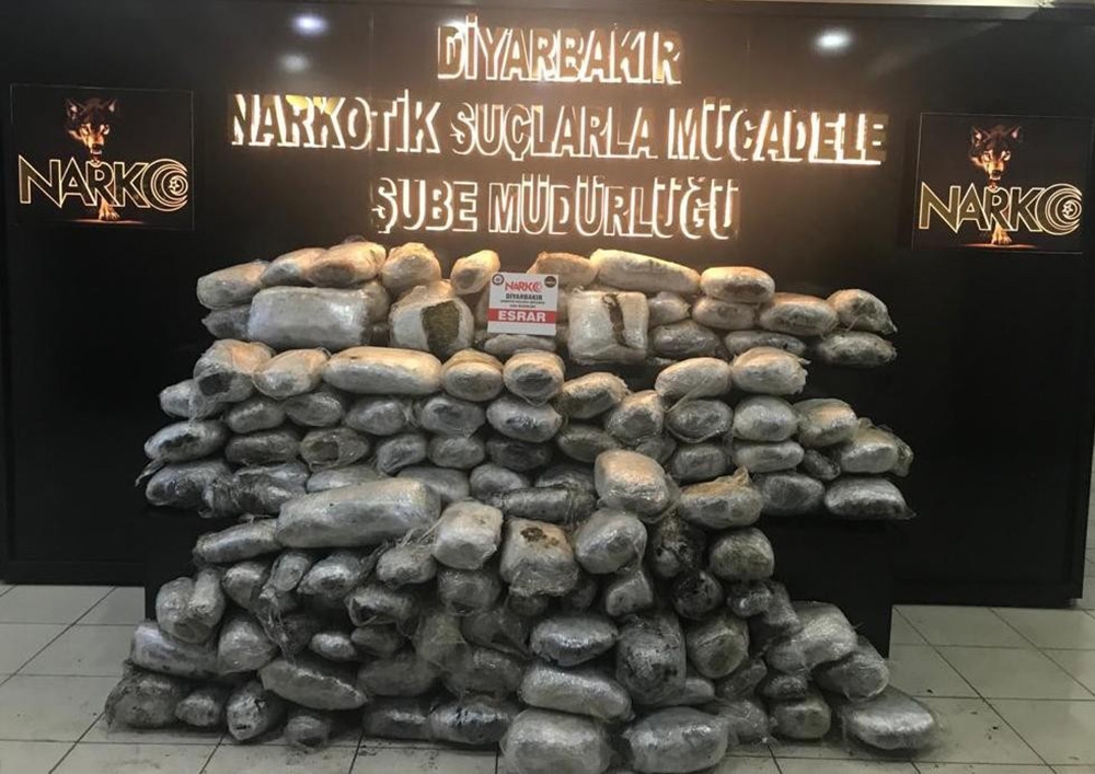 Çekici üzerinde bulunan kepçenin pistonlarından 159 kilo esrar çıktı