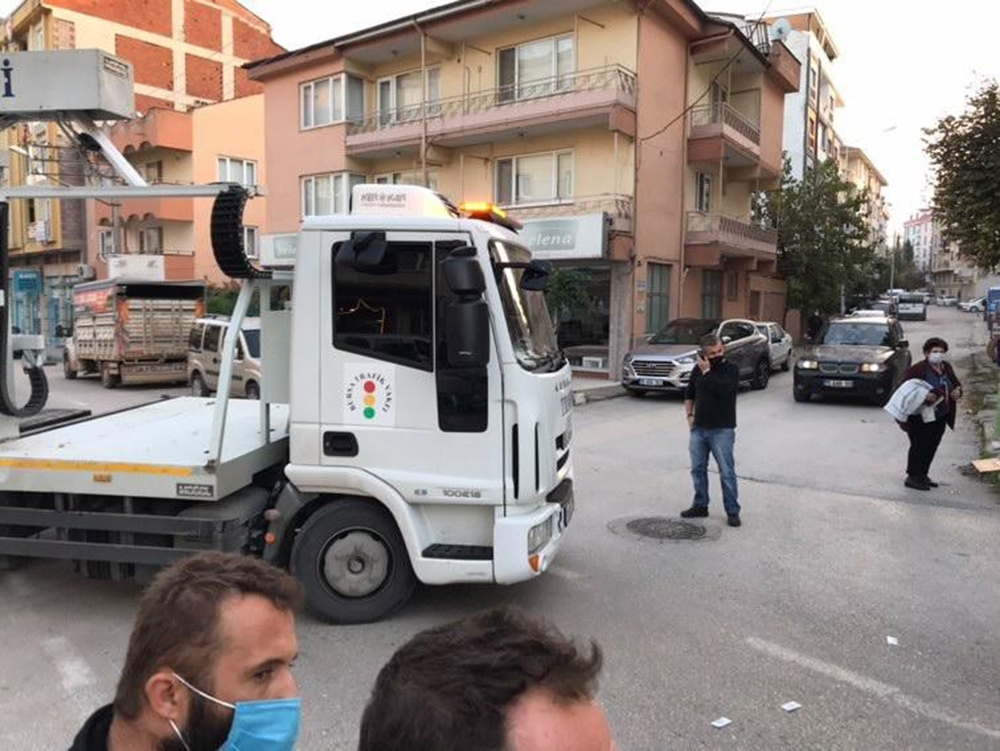 Çekicinin motosikletliye çarpma anı kamerada