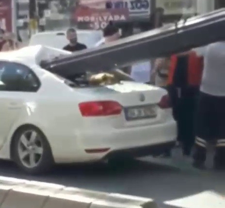 Çekmeköy’de aniden duran kamyonetin kasasındaki demirler otomobile saplandı