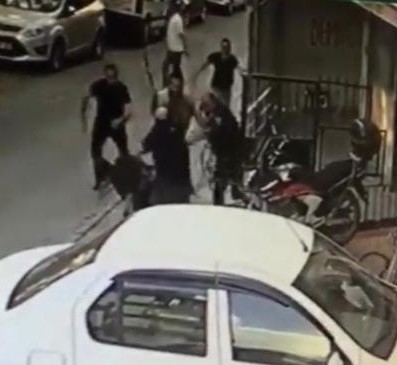 Çekmeköy’de bıçak ve sopaların kullanıldığı kavga kamerada