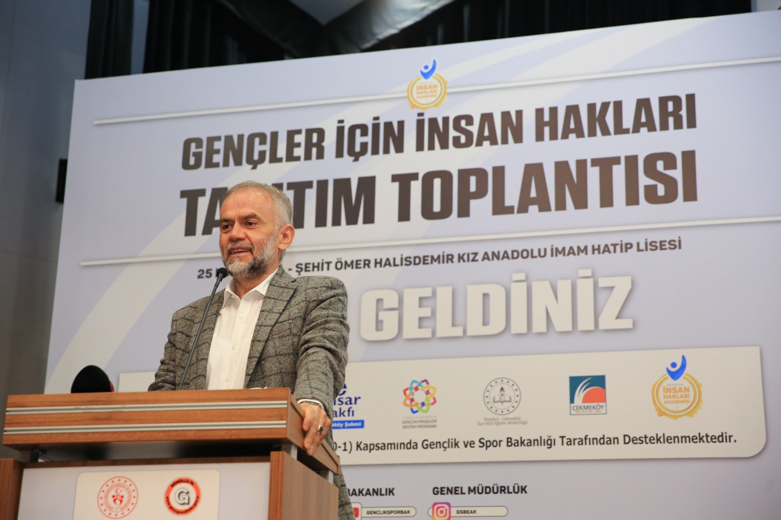 Çekmeköy’de gençler için insan hakları eğitimleri başladı
