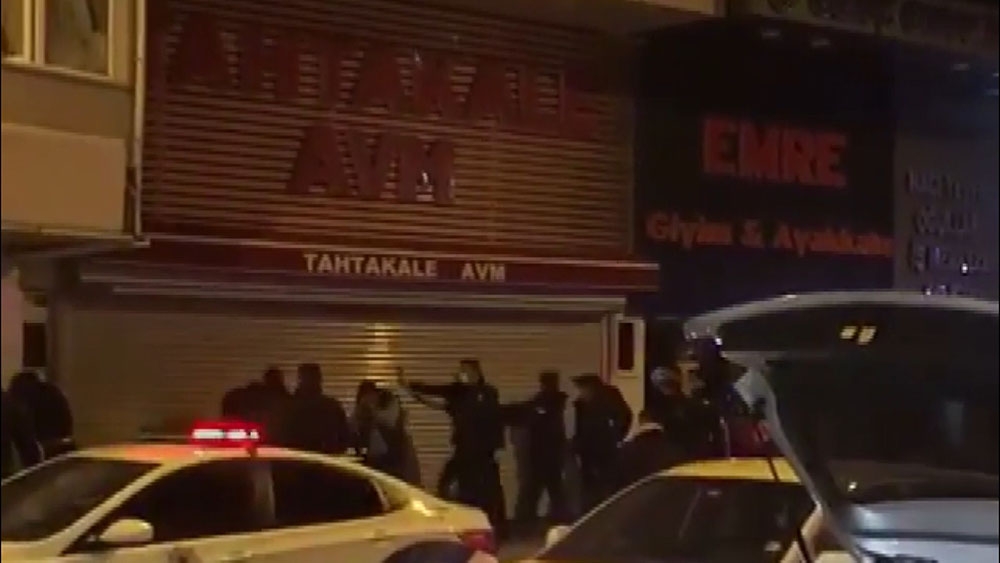 Çekmeköy’de kısıtlama saatinde çıkan tekmeli yumruklu kavgaya biber gazlı müdahale