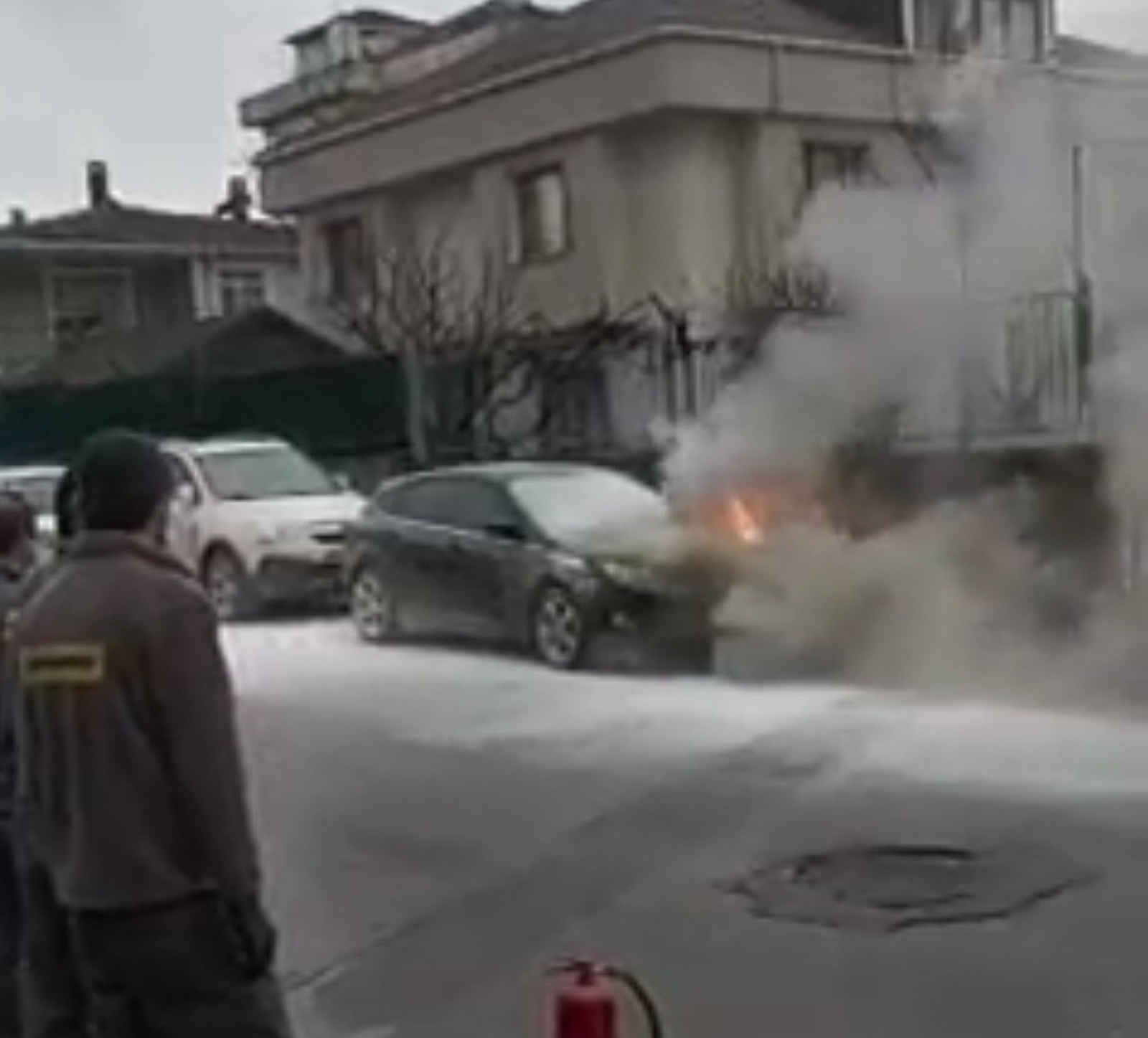 Çekmeköy’de park halindeki otomobilin alevlere teslim olduğu anlar kamerada