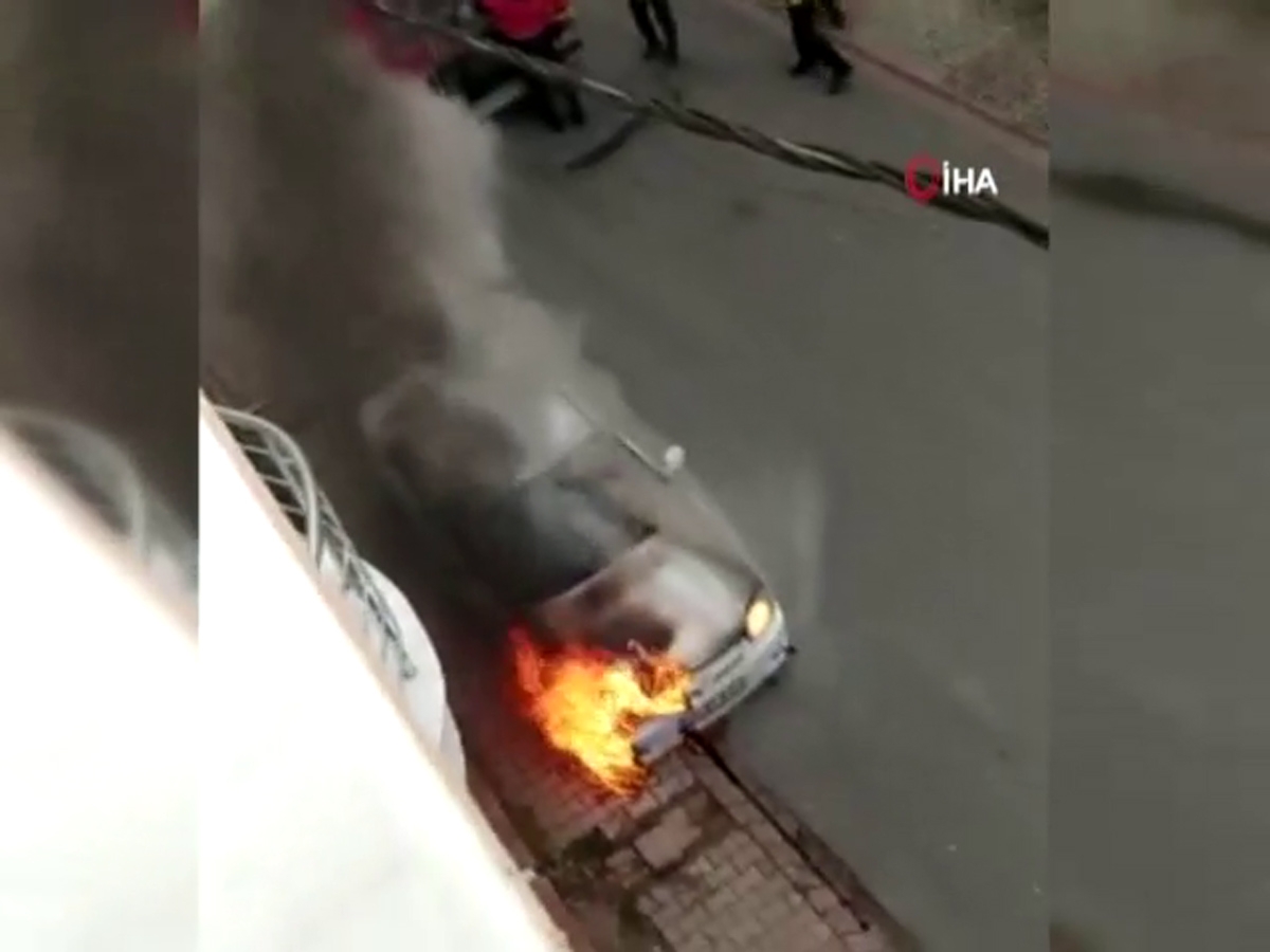 Çekmeköy’de sokak ortasında otomobilin yandığı anlar kamerada