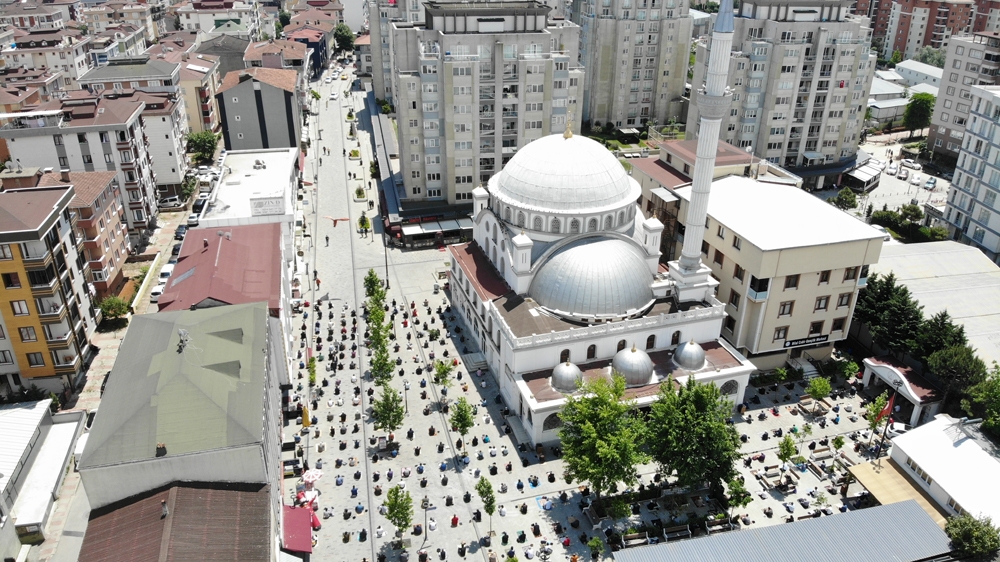 Çekmeköy’de sosyal mesafe kuralına uygun cuma namazı kılındı