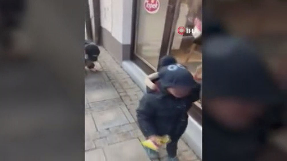 Çekya’da maskesiz bir kişi çocuğunun gözleri önünde gözaltına alındı