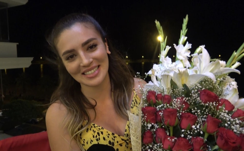 Cem Belevi’den sevgilisine sette ilk gün çiçeği