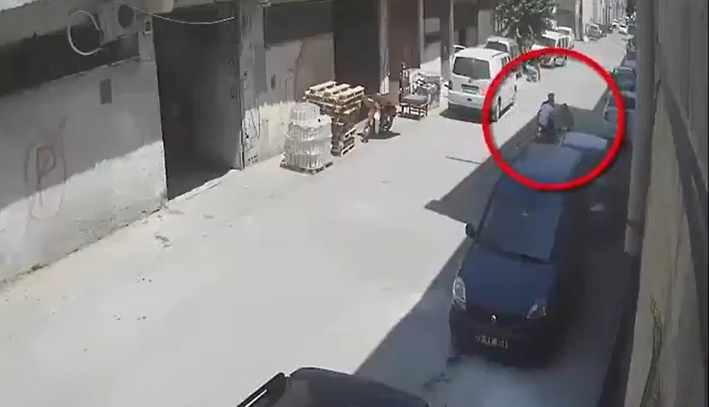 Cep telefonu ile konuşurken hayatının şoku yaşadı