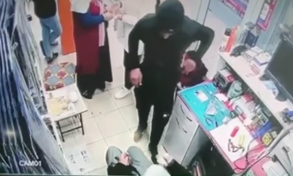 Cep telefonunu kaşla göz arasında böyle çaldı