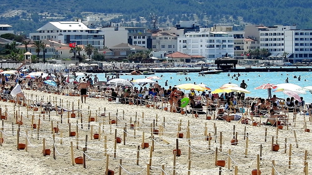 Çeşme plajlarında sosyal mesafeli tatil