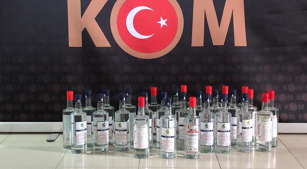 Çeşme’de 28 şişe etil alkole el konuldu