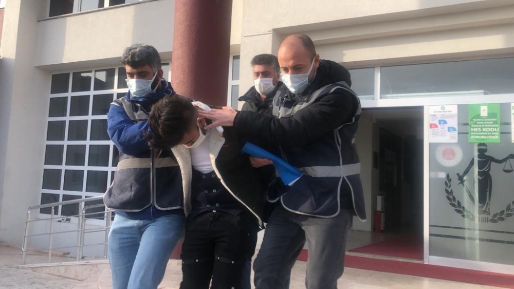 Çete üyeliği iddiasıyla canlı yayına çıktı, çocuk istismarından tutuklandı