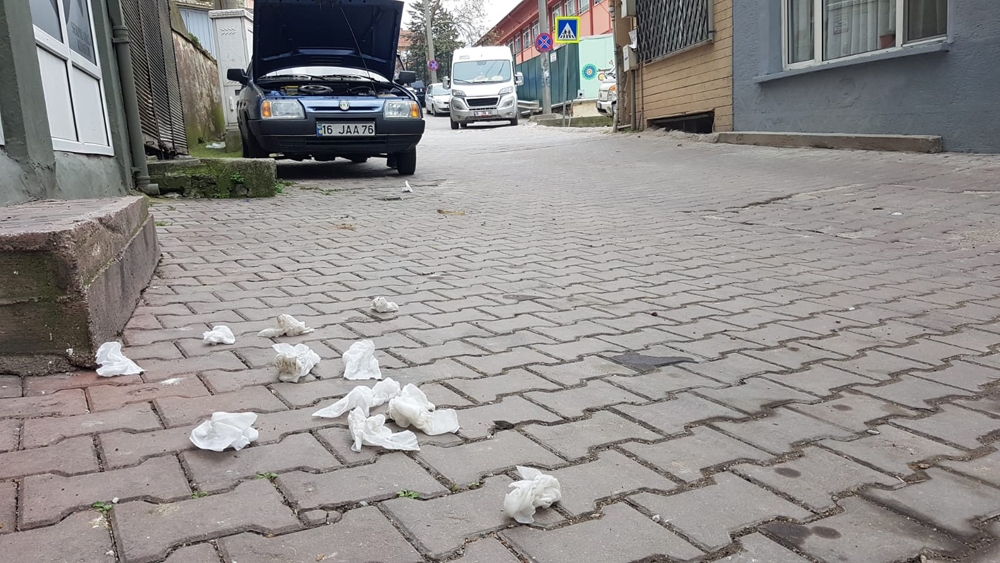 Çevreye atılan kullanılmış maske ve eldivenler tehlike saçıyor