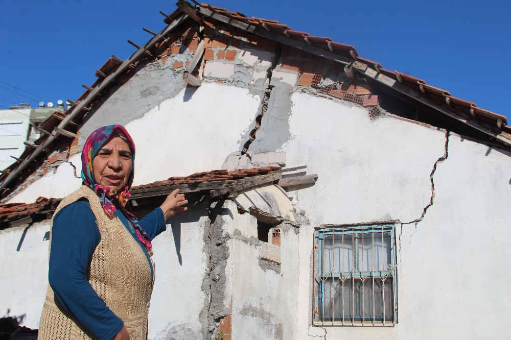 Çeyrek asır önce doldurulan arıklar üzerine yapılan evlerde diken üzerinde hayatlar