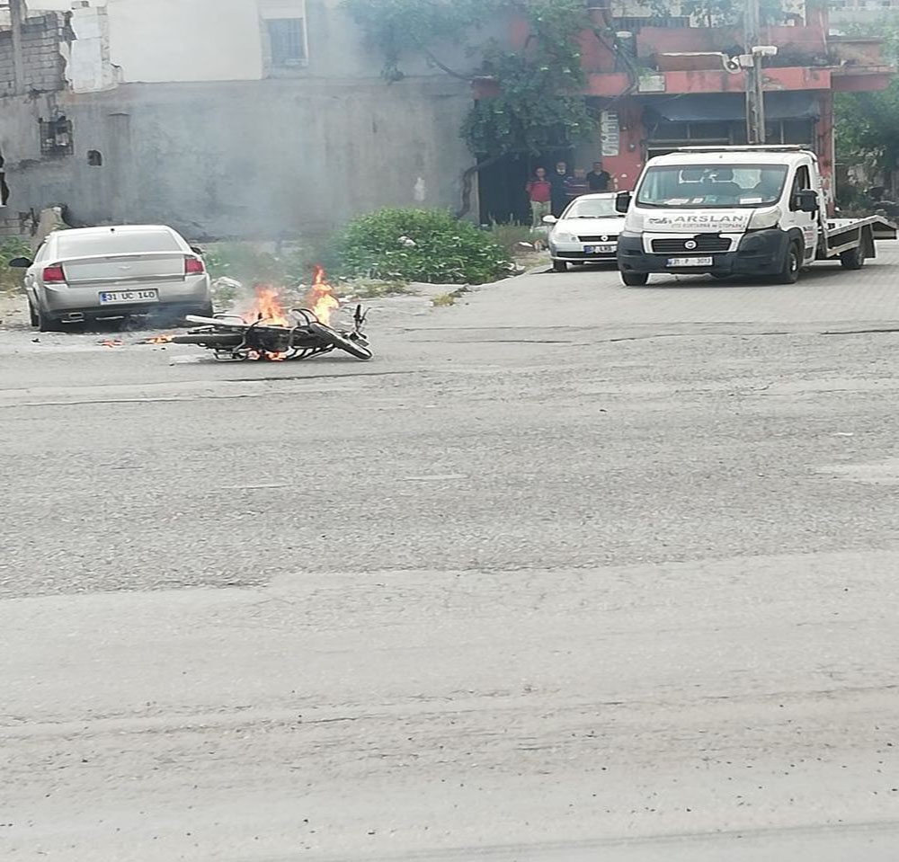 Ceza yazılmasına kızan sürücü motosikletini yaktı