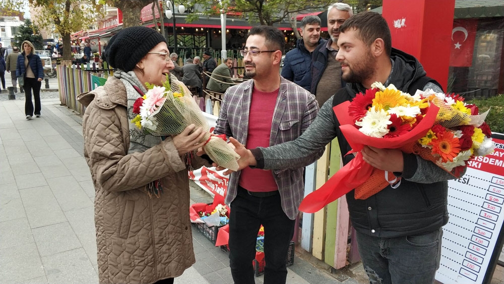 Cezadan Kurtulmak İçin Sokakta Bedava Çiçek Dağıttı